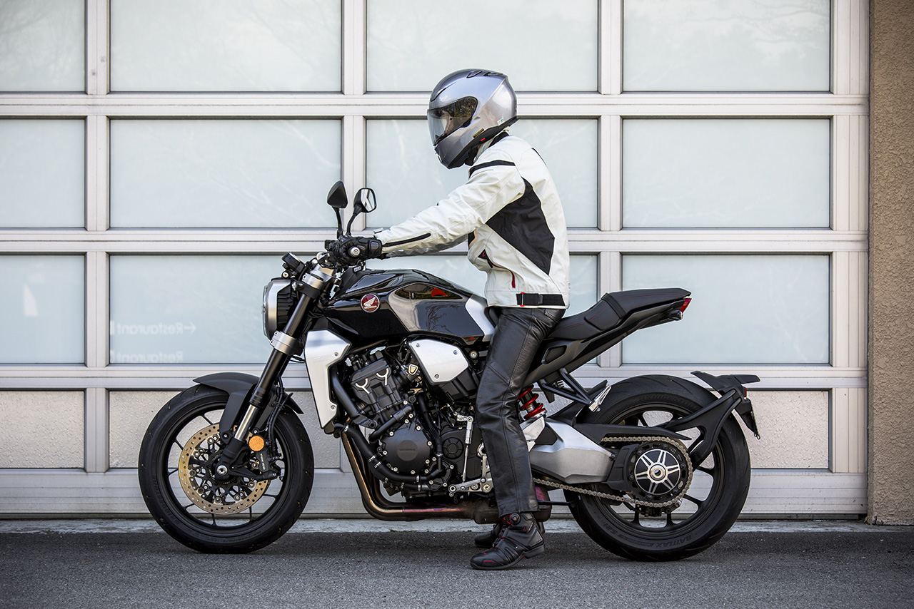 ライディングポジションは若干腰高で上体が微前傾