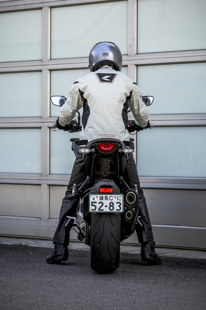 ライディングポジションは若干腰高で上体が微前傾