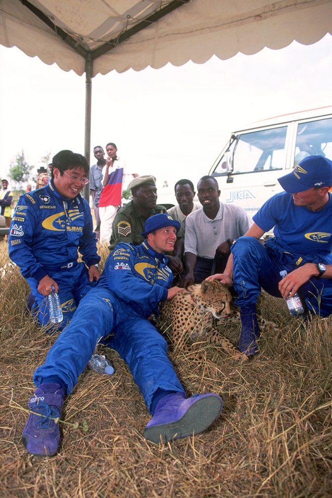 サファリラリーではドライバーが動物たちと触れ合う場面も