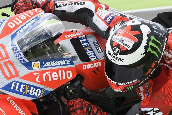 第6戦イタリアGPからはタンクの形状が変化。見た目の違いとしては、タンク上部にヘルメットを抑える滑り止めのようなものがつけられていた