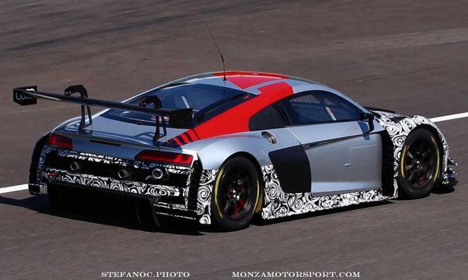 アウディR8 LMSのEVOモデルとみられるテスト車両