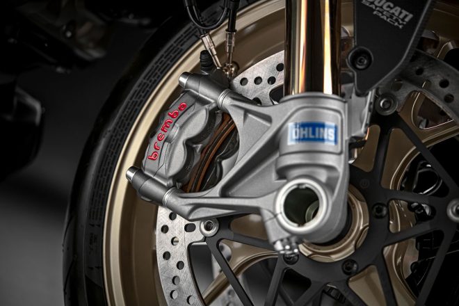 フレームとともにホイールもゴールド。サスペンションはオーリンズでブレーキキャリパーはブレンボ