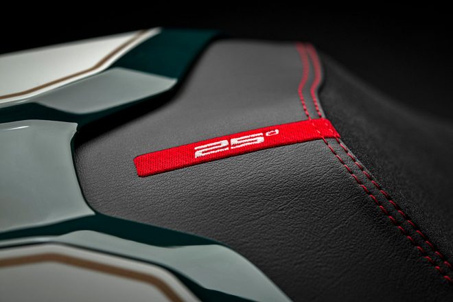 シートには『25°』のロゴが入っている