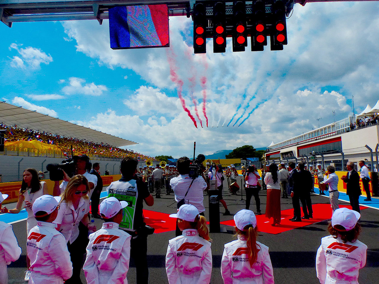 決勝レース前のアクロバット飛行