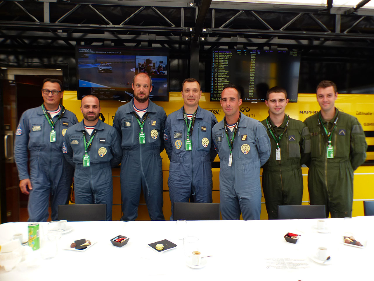 フランス空軍のジェット機をメンテナンスする整備士たち