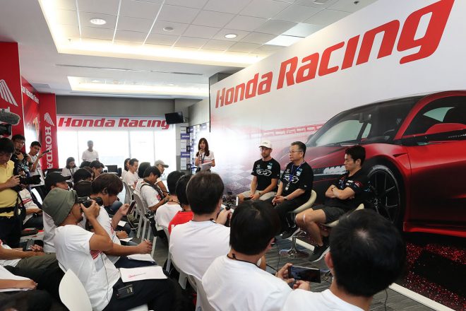 会見には多くの現地メディアが集まり、高い注目を集めていることがうかがえた