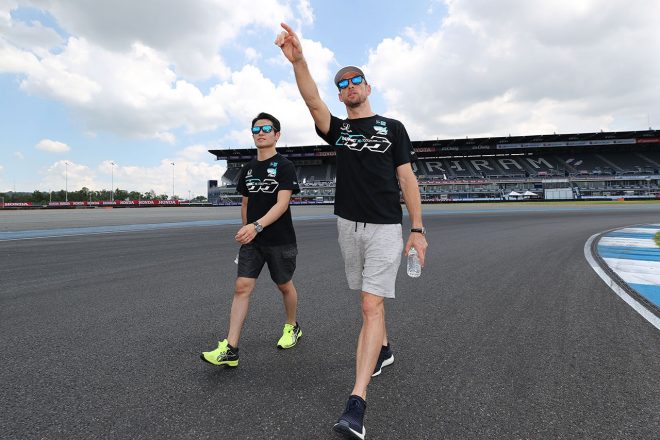 コースを歩いて下見するジェンソン・バトンと山本尚貴