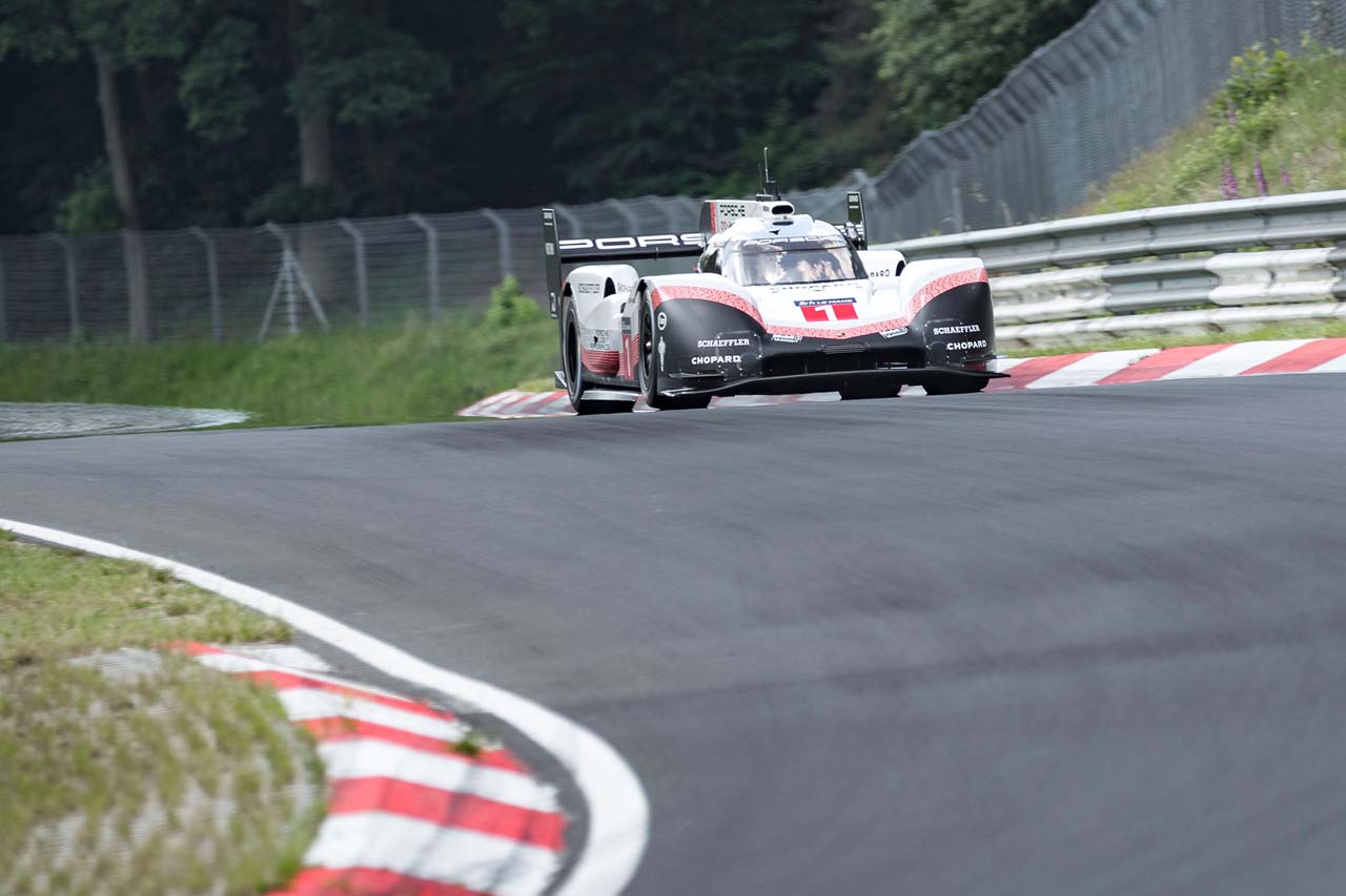 ノルドシュライフェを走るポルシェ919ハイブリッドEvo