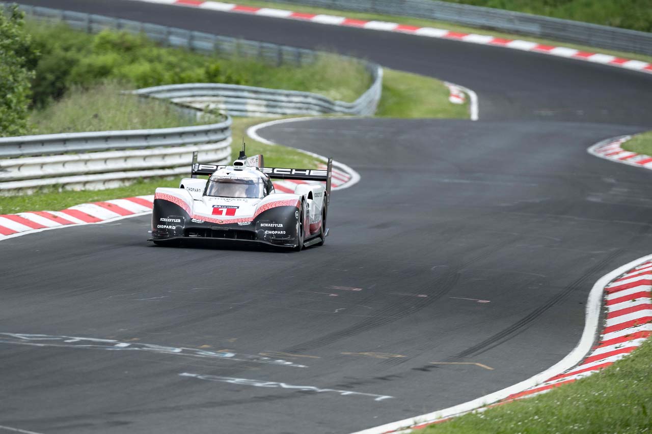 ノルドシュライフェを走るポルシェ919ハイブリッドEvo