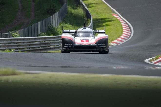 ノルドシュライフェを走るポルシェ919ハイブリッドEvo