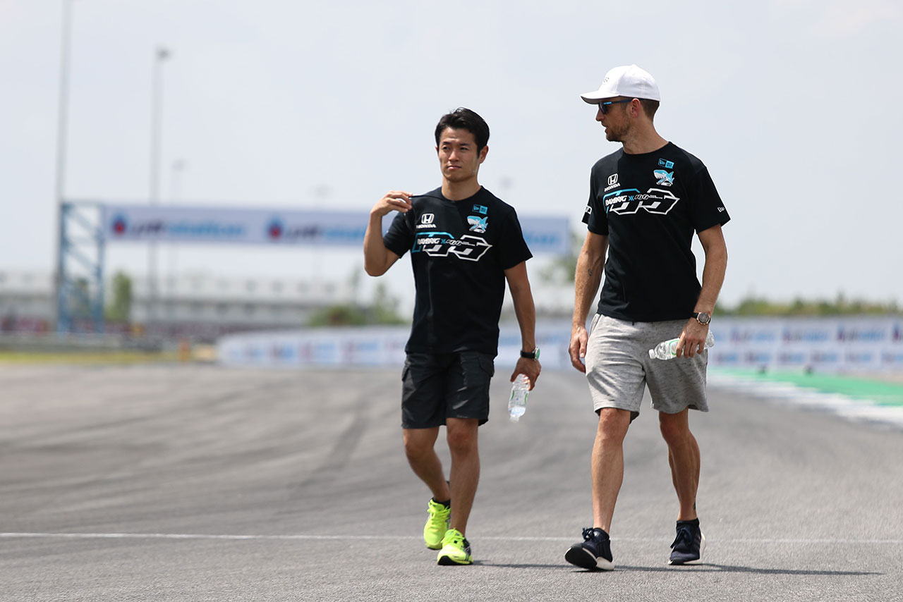 コースを歩いて回る山本尚貴とジェンソン・バトン（RAYBRIG NSX-GT）