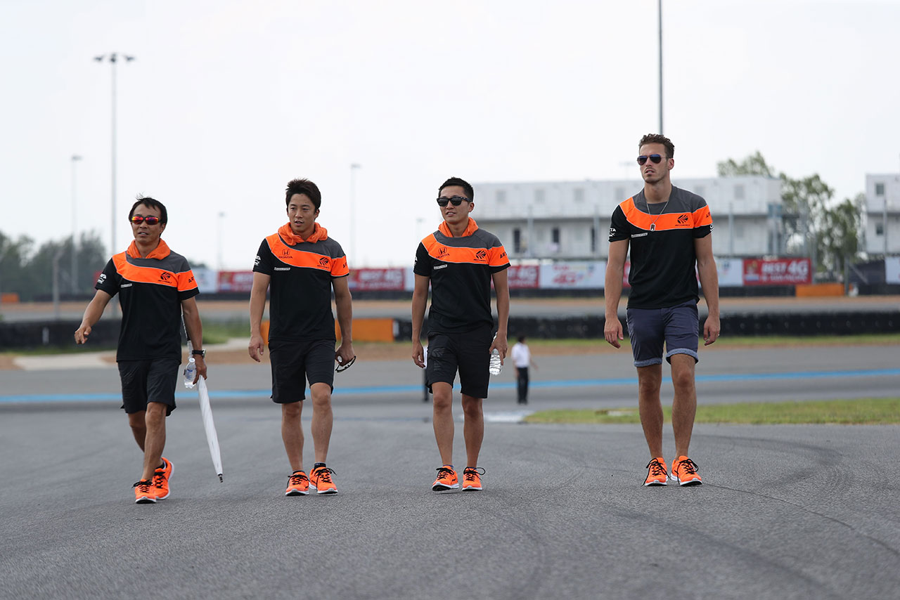 コースを歩いて下見するAUTOBACS RACING TEAM AGURIのドライバーたち