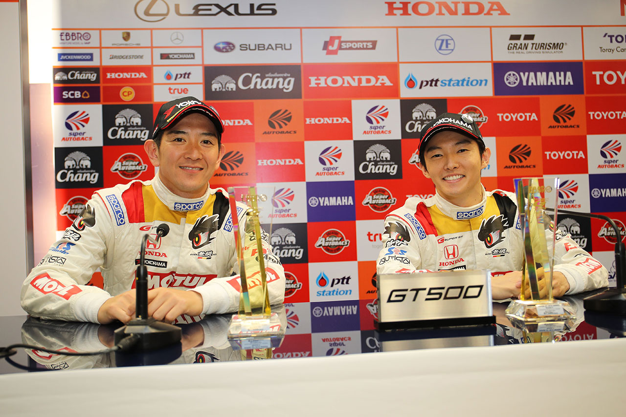 スーパーGT第4戦タイ GT500クラスのポールポジションを獲得したMOTUL MUGEN NSX-GTの武藤英紀と中嶋大祐