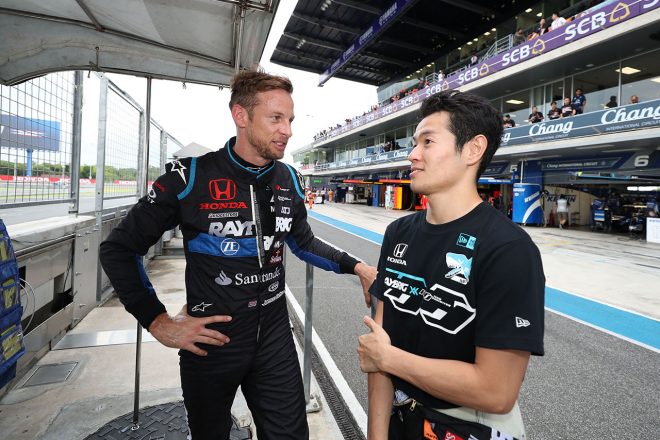 予選直後、笑みを浮かべながら言葉を交わすバトンと山本