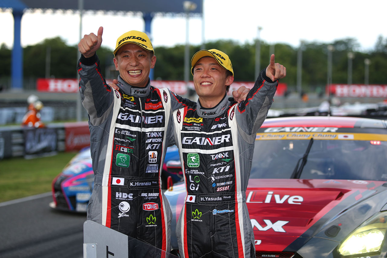第4戦タイのスーパーGT300クラスを制した平中克幸と安田裕信（GAINER TANAX GT-R）