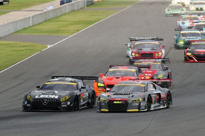 GT300はオープニングラップの1コーナーで首位が入れ替わった