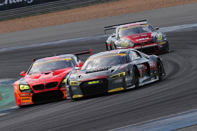 レース序盤、GT300の首位争いは三つどもえのバトルに発展