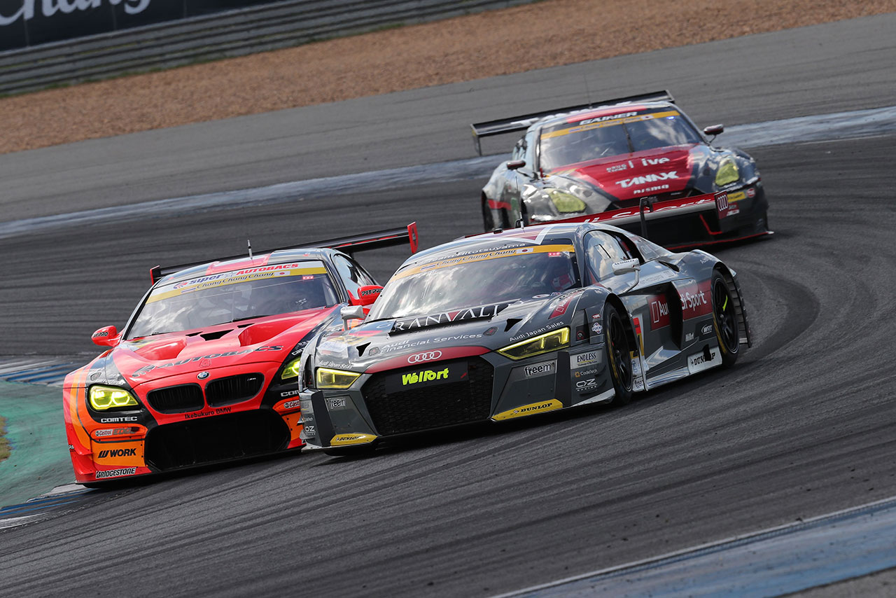 レース序盤、GT300の首位争いは三つどもえのバトルに発展