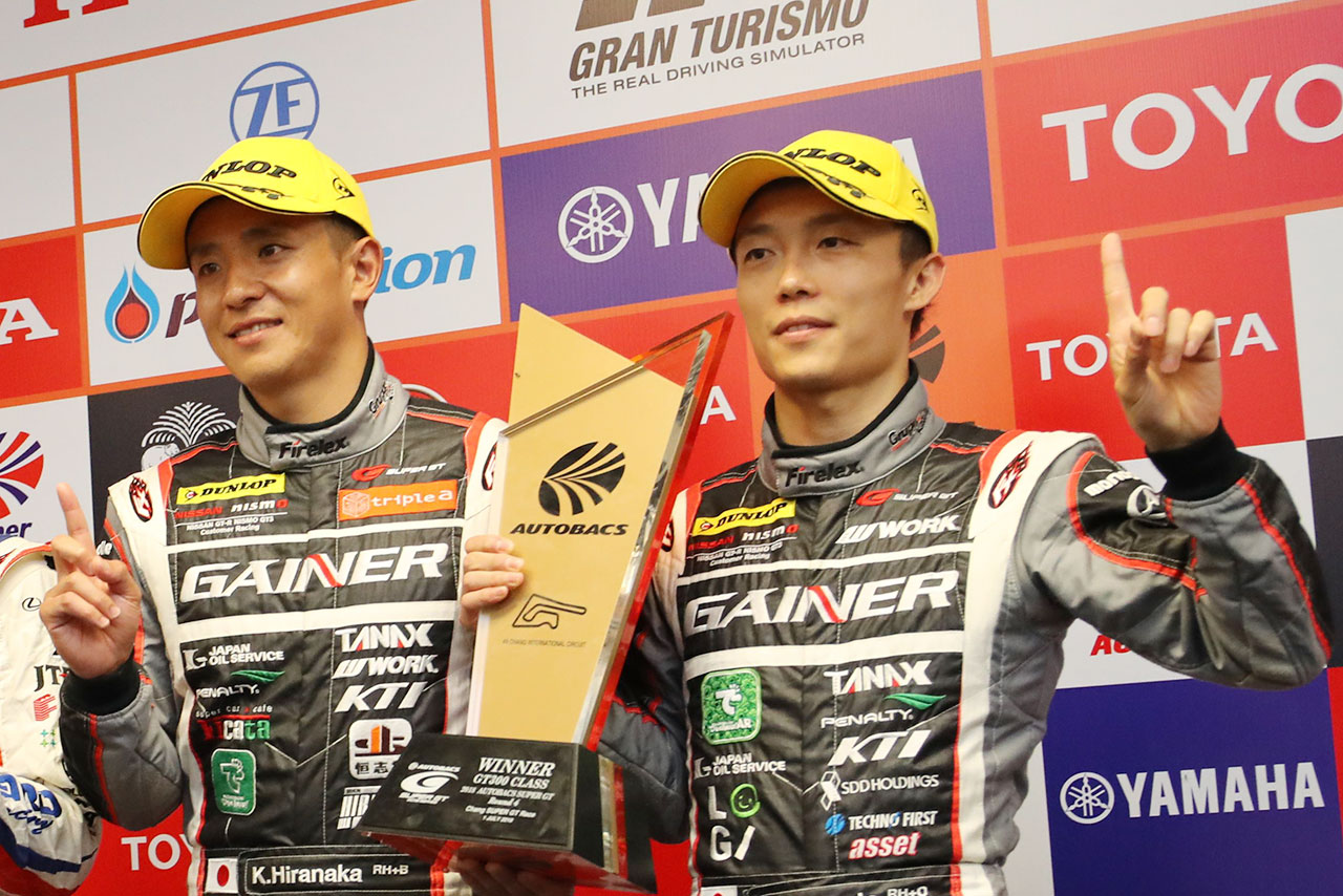 第4戦タイのスーパーGT300クラスを制した平中克幸と安田裕信（GAINER TANAX GT-R）