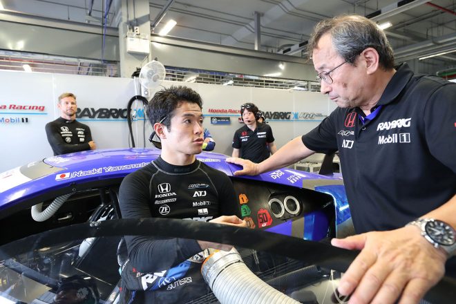 山本は後半スティントを担当。違和感を感じるとして緊急ピットインを決断した