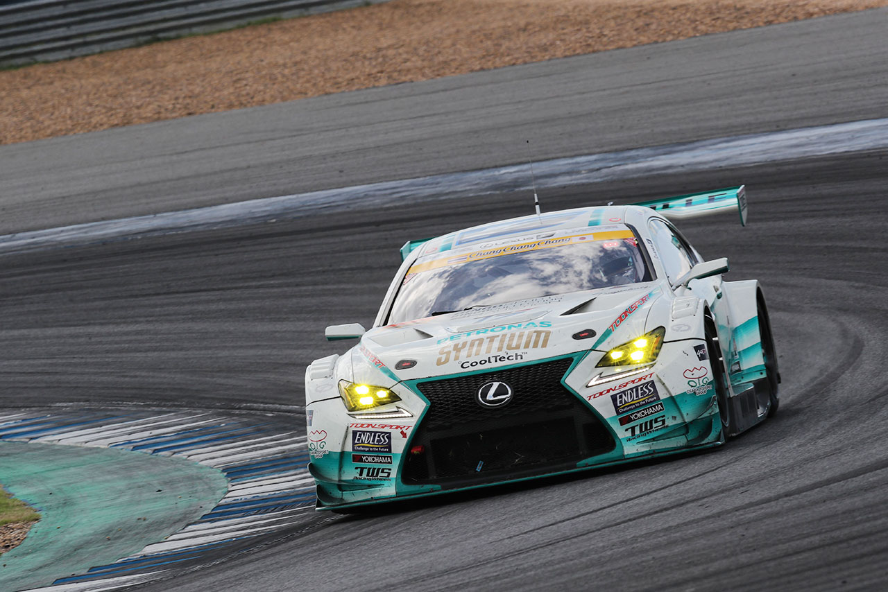 左側2輪交換作戦を敢行したSYNTIUM LMcorsa RC F GT3