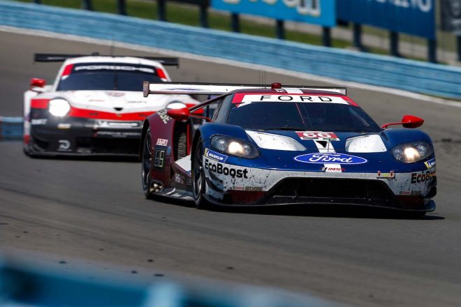 66号車フォードGTと912号車ポルシェ911 RSR
