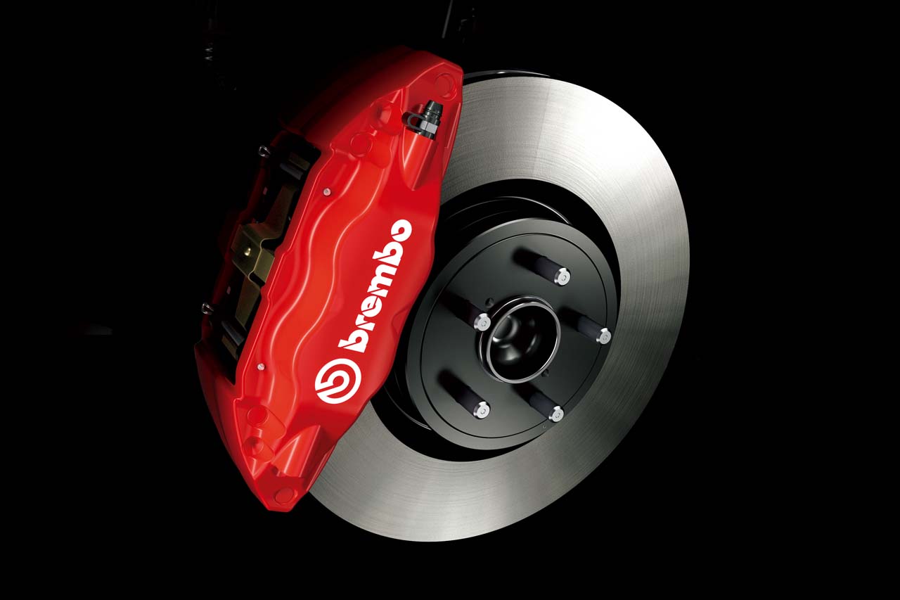 brembo製17インチ対向フロント4ポッド・リヤ2ポッドベンチレーテッドディスクブレーキ