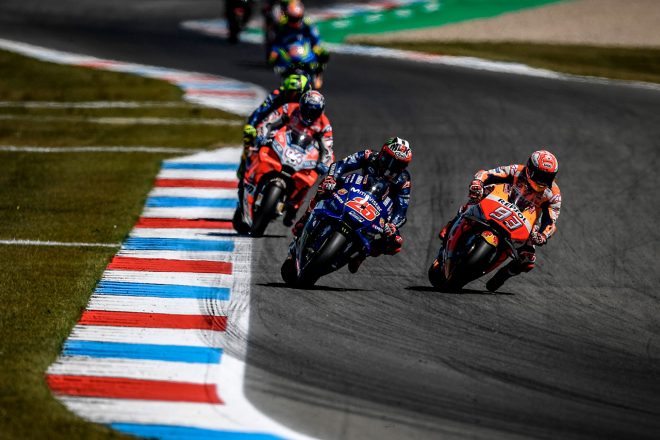 残り6周の9コーナーでマルケスに仕掛けるビニャーレス。オーバーテイクはならず、コースオフを喫した