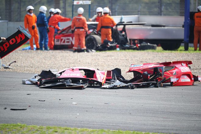 ZENT CERUMO LC500とModulo KENWOOD NSX GT3のクラッシュでコース上にはパーツが散乱した