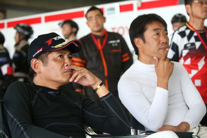 30号車TOYOTA PRIUS apr GTの織戸学と永井宏明