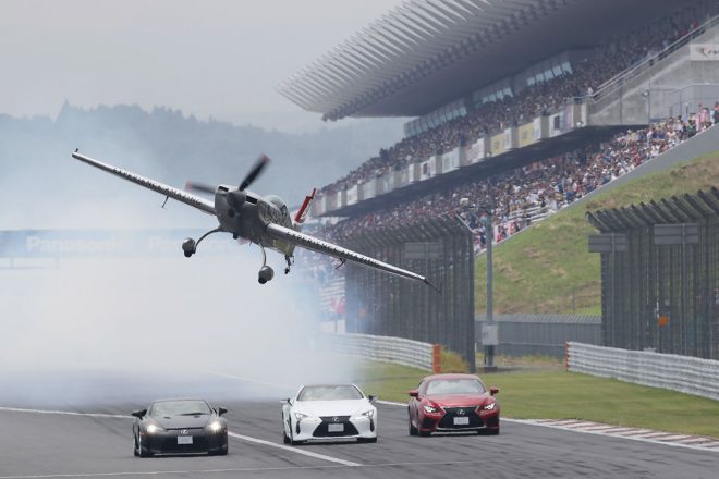 室屋義秀によるフライトパフォーマンス