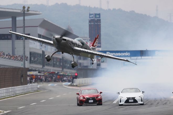 室屋義秀によるフライトパフォーマンス