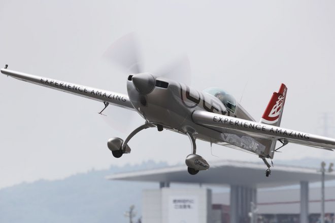 室屋義秀によるフライトパフォーマンス