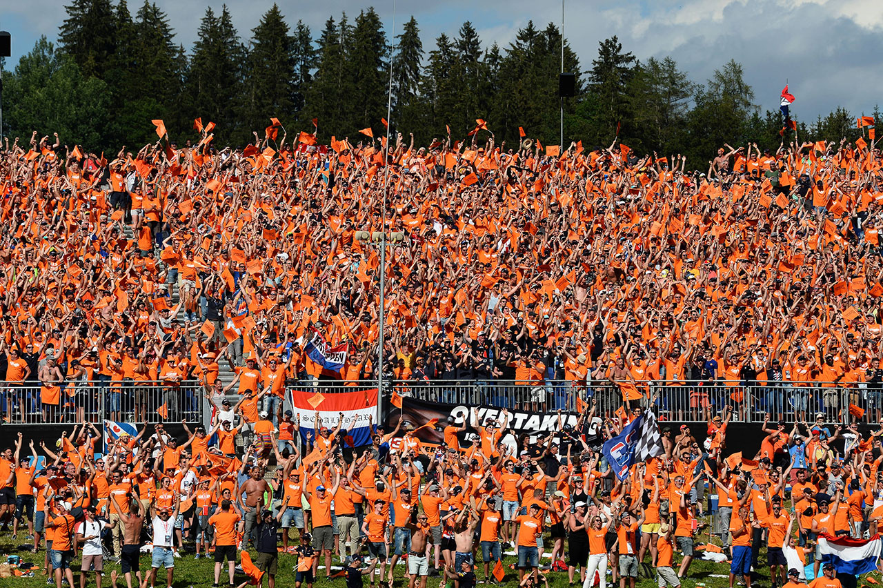 F1第9戦オーストリアGP　オレンジ色に染まった観客席