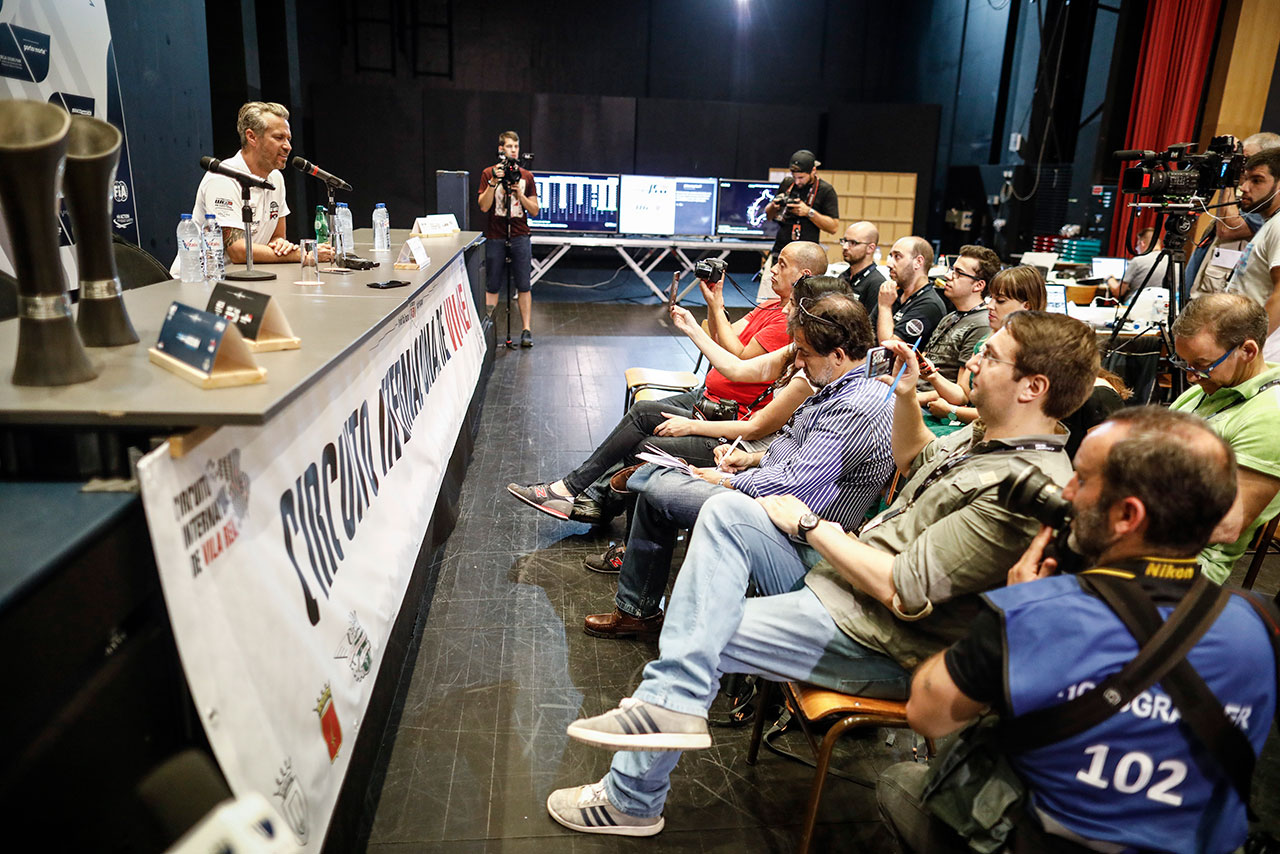 プレスミーティングに出席したティアゴ・モンテイロ