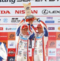 今季初勝利を飾った小林可夢偉とヘイキ・コバライネン