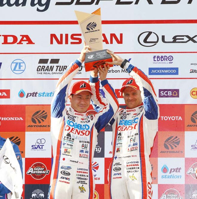 今季初勝利を飾った小林可夢偉とヘイキ・コバライネン