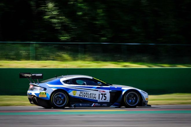 オプティマム・レーシングの175号車アストンマーチンV12バンテージ