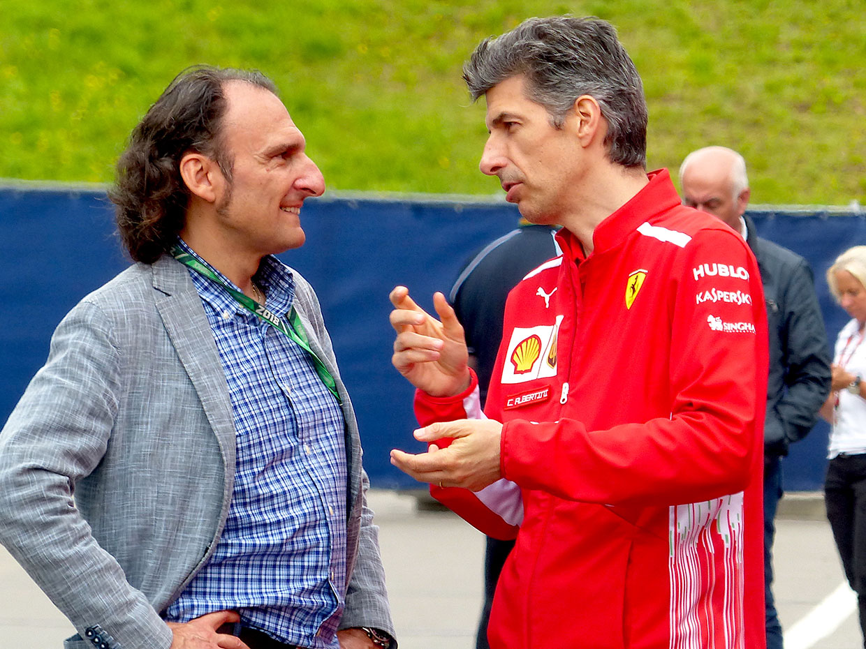 かつての旧友と交流を深めるジャンパオロ・ダラーラ（左）