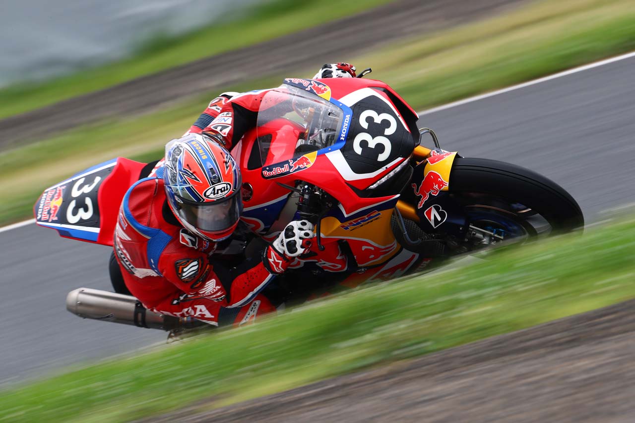 新たなカラーリングを施したマシンでテストを行う高橋巧