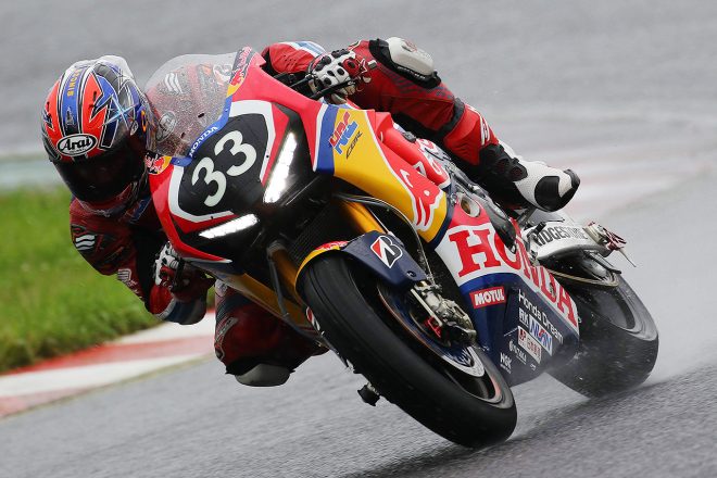 新たなカラーリングを施したマシンでテストを行う高橋巧