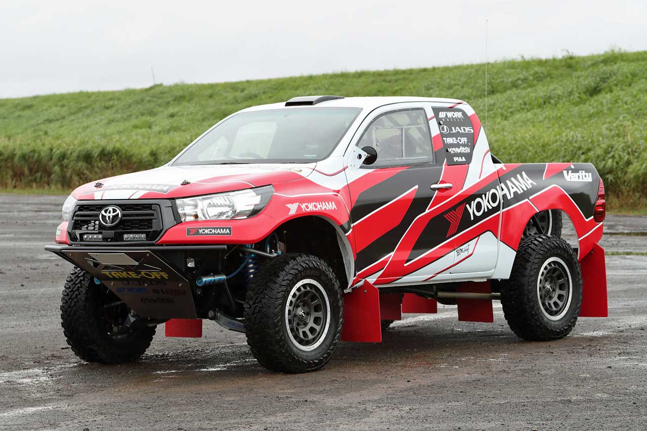 塙郁夫がドライブするトヨタ・ハイラックスREVO