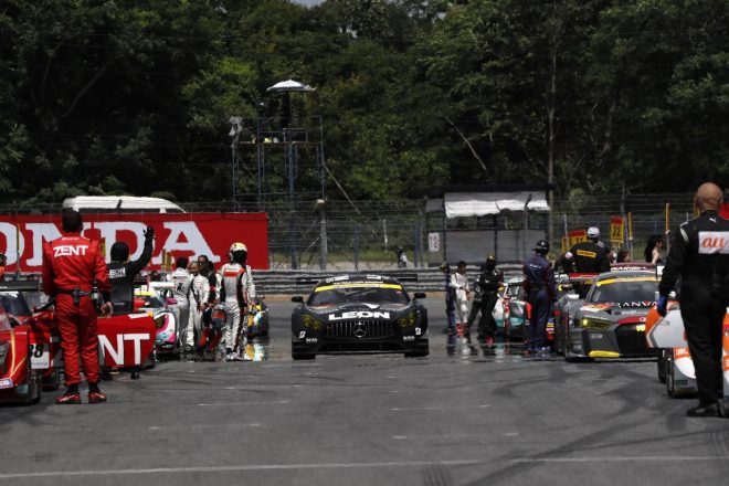 ポールポジションを獲得したLEON CVSTOS AMG