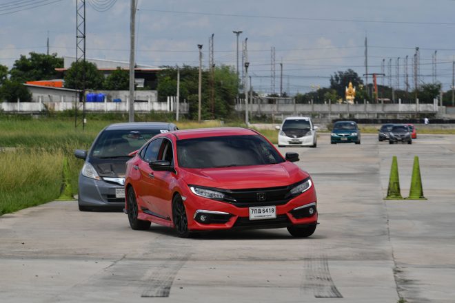 走行ラインについて真剣にプロドライバーたちに問い合わせるドライバーも現れるなど、年々参加者のレベルが上がってきているという