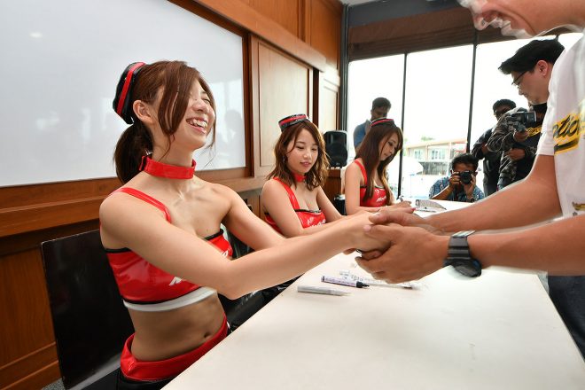 Moduloプリティの生田ちむさん、はるまさん、Moduloスマイルの安藤麻貴さんたち3人も握手会などを実施して、イベントに華を添えた