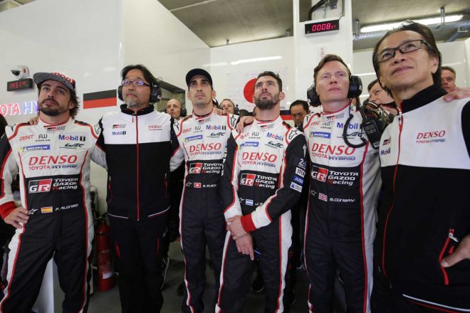 レース終盤、ドライバーと肩を組みモニターで戦況を見つめる村田久武TMG社長兼TGR代表（左から二人目）