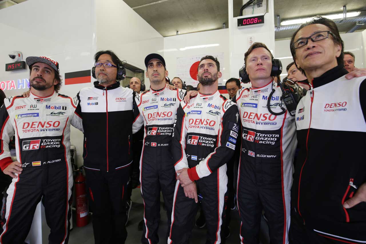 レース終盤、ドライバーと肩を組みモニターで戦況を見つめる村田久武TMG社長兼TGR代表（左から二人目）