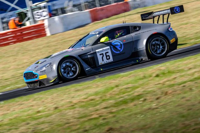 R-モータースポートの76号車アストンマーチンV12バンテージGT3
