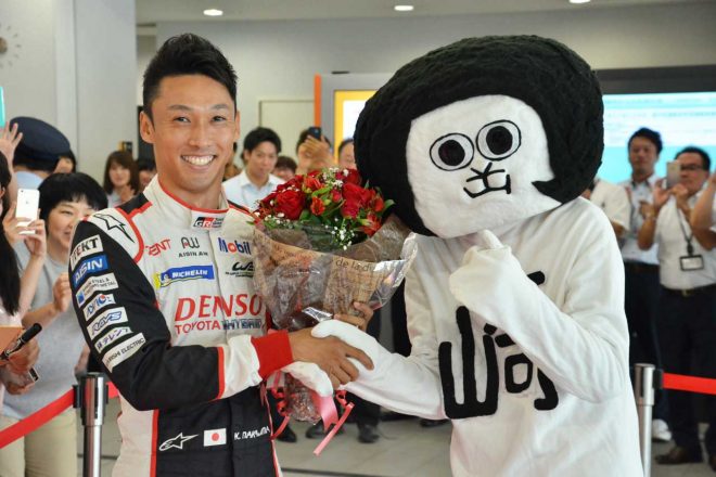 授与式には約200人が集まり、“岡崎市の顔”となっているオカザえもんも中嶋一貴を祝福した授与式には約200人が集まり、“岡崎市の顔”となっているオカザえもんも中嶋一貴を祝福した