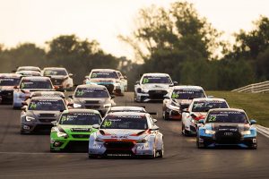 レース2では序盤にトップに立ったタルキーニが独走優勝を飾った